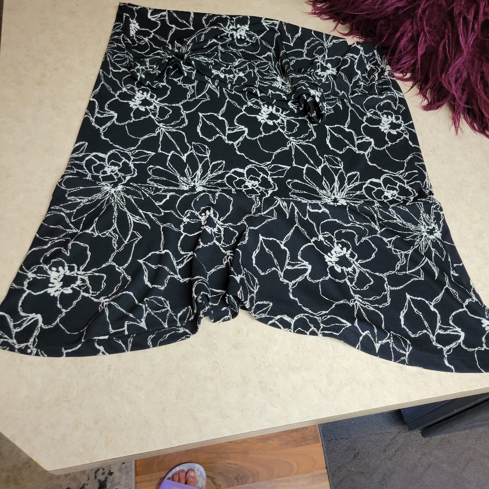 Van Heusen women size small black and white floral midi - Picture 6 of 9